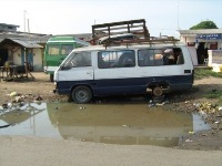 Car de transport prs d'une eau stagnante: cliquer pour aggrandir