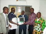 Remise officielle au Directeur par l´ OMS (Dr Bidounga): cliquer pour aggrandir