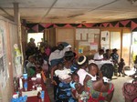 Parents with child waiting blood and stool collection: cliquer pour aggrandir