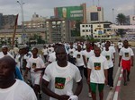 Participants en pleine marche sportive: cliquer pour aggrandir