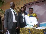 Remise du t-shirt Partec  la Directrice de l´cole: cliquer pour aggrandir