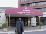 Pr Lehman devant lhotel Marriott, site de la confrence ASTMH: cliquer pour aggrandir