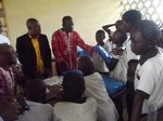 Remise des moustiquaires aux enfants par les membres de l´AGC: cliquer pour aggrandir